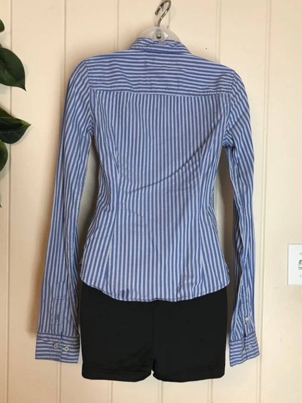 Abercrombie & Fitch LS Blue & White Stripe Button Down Blouse
Small 4 - 6
Pocket - Picture 11 of 16